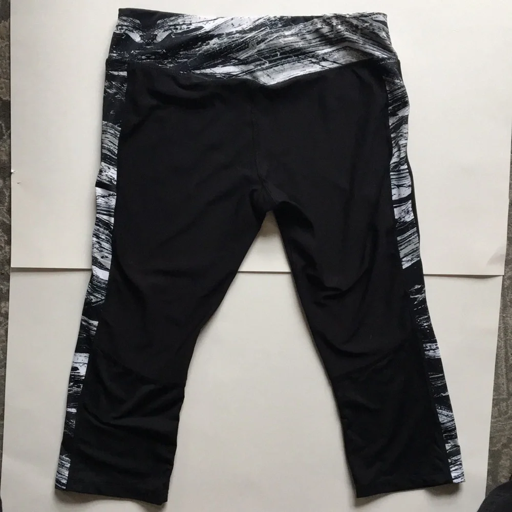 Layers Capri Leggings L Black/White w/Mesh Panel